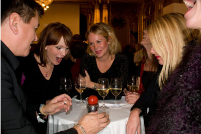 underhållning julbord magiker minglande glögg